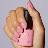 Manucure realisee avec le vernis semi-permanent CND Shellac Pacific Rose, teinte rose fuchsia éclatante et crémeuse, formule sans TPO.