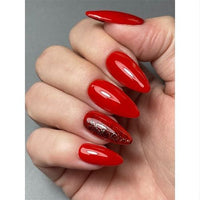 Manucure realisee avec le  vernis semi-permanent CND Shellac Poppy Fields, teinte rouge orangé vif et crémeux, formule sans TPO.