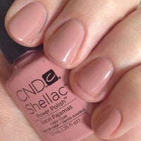Manucure realisee avec le vernis semi-permanent CND Shellac Satin Pajamas, couleur taupe neutre et chaleureux, formule sans TPO.