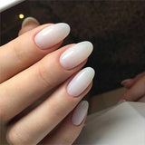 Manucure russe realisee avec Flacon de vernis semi-permanent CND Shellac White Wedding, teinte blanc nacré doux pour mariage.