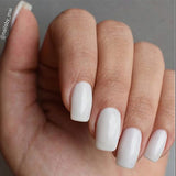 Manucure realisee avec le vernis semi-permanent CND Shellac White Wedding, teinte blanc nacré doux pour mariage, formule sans TPO.