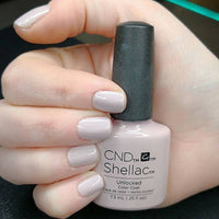 CND Shellac Unlocked rose nude poudré porté sur les ongles avec flacon 7,3 ml